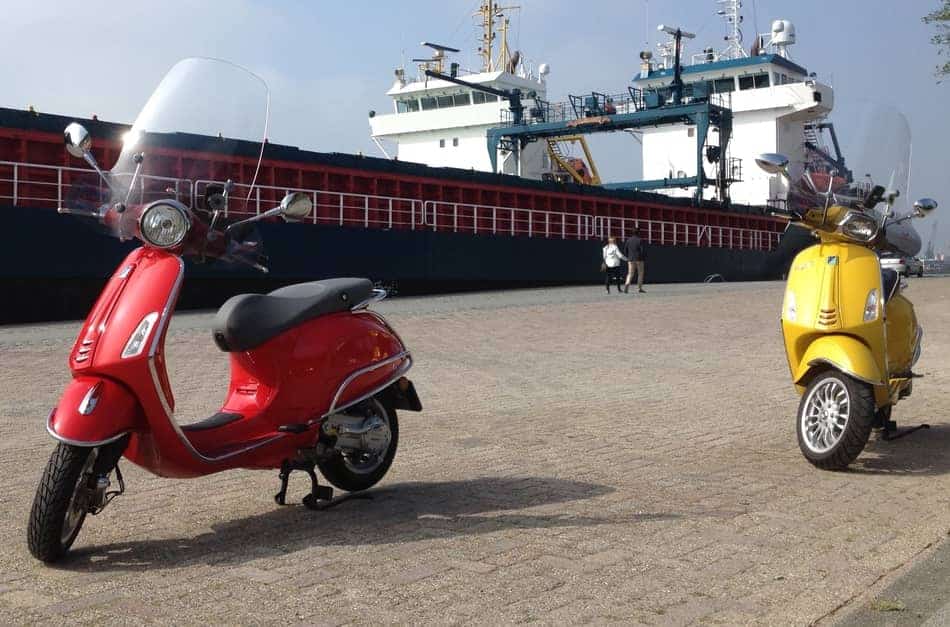 Vespa Primavera in the color Dragon Rosso and a Vespa Sprint in the color Giallo