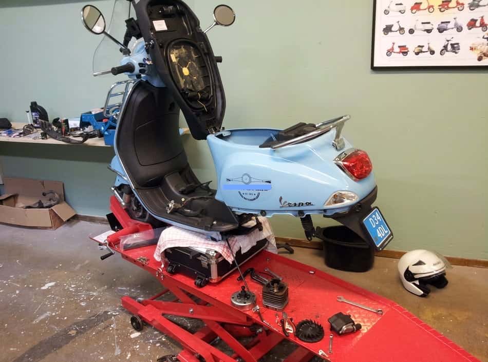 second hand Vespa LX 50 under repair