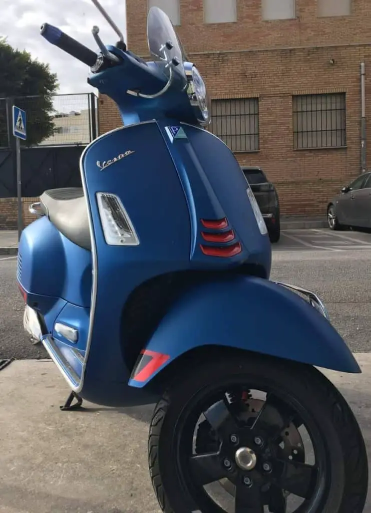 Vespa GTS 300 in blue