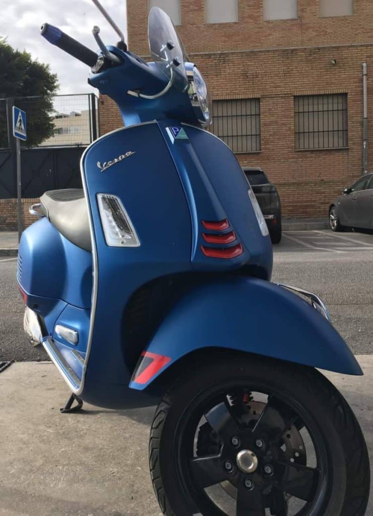 Vespa GTS 300 in blue