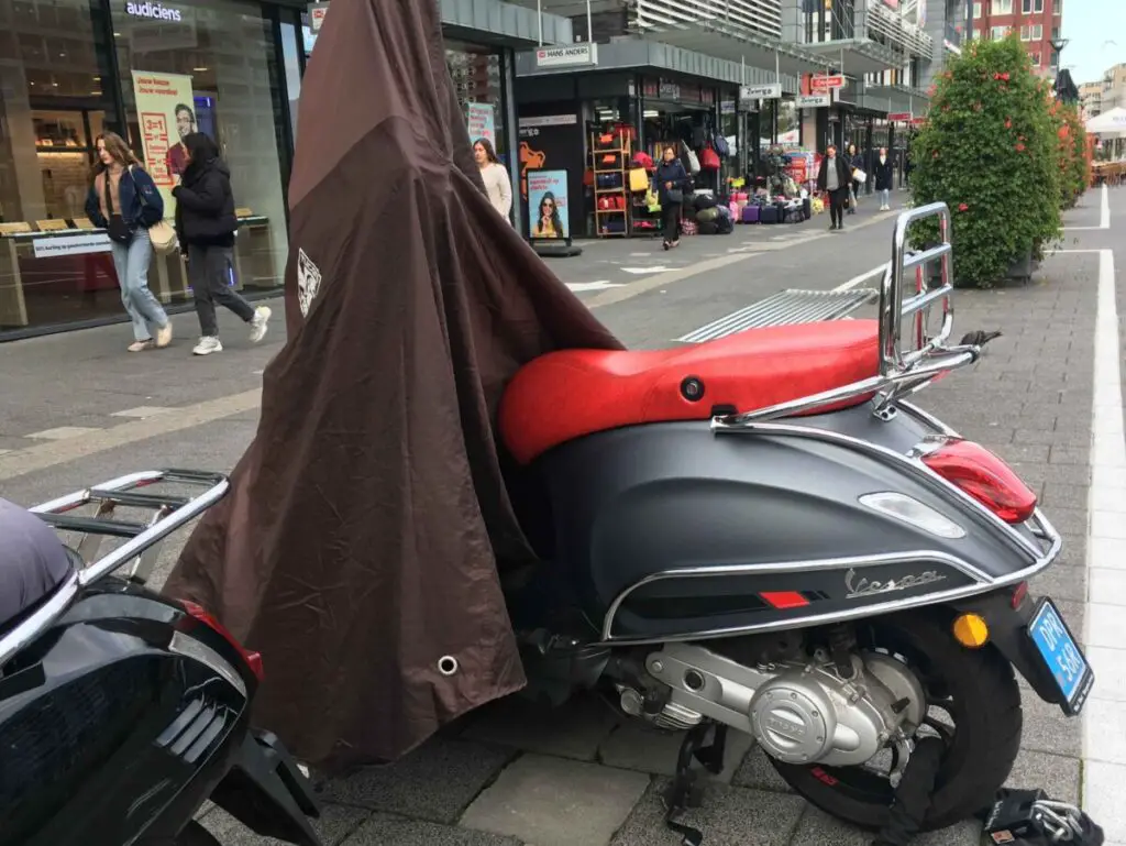 Waterproof cover for a Vespa Sprint