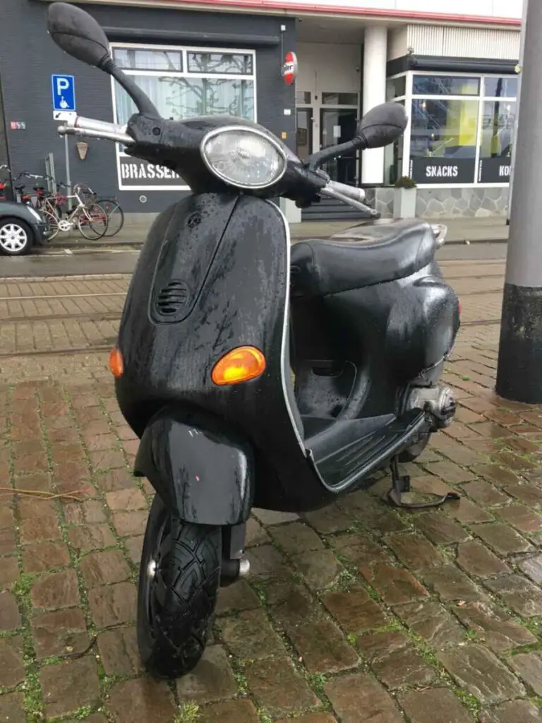 Vespa ET2 in the rain in Rotterdam The Netherlands