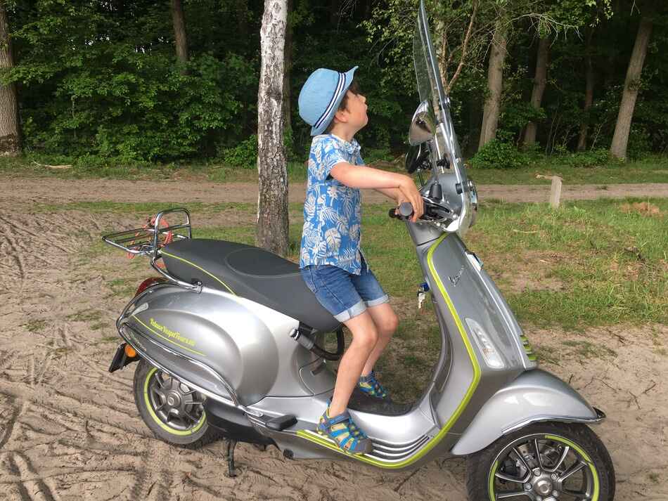 vespa elettrica comes can go 30mph or 45mph