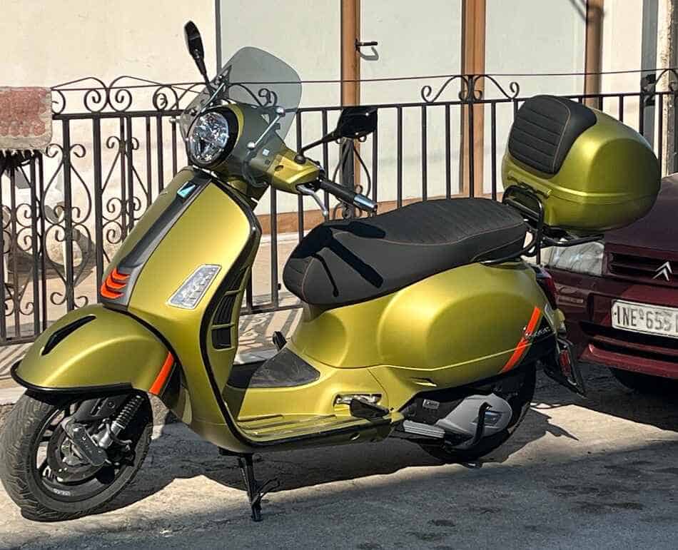 unique color vespa gts
